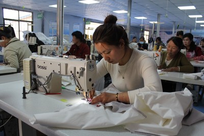 巧手織錦繡，匠心連四?！獙幙h春榮鎮興創服裝就業工廠發展紀實